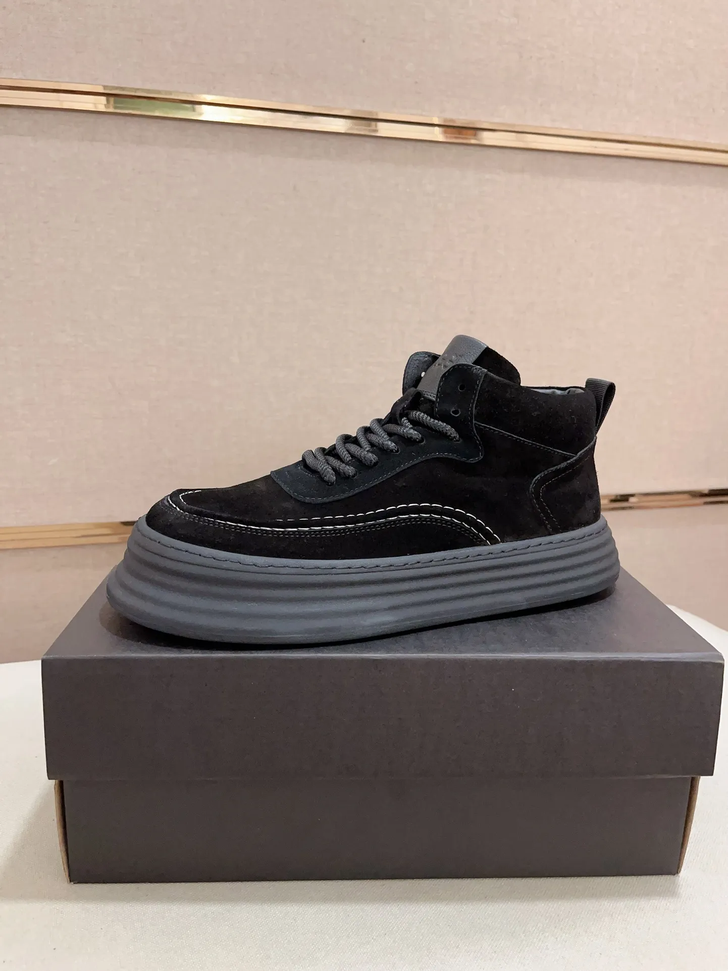 Factory price: 740💰North American men's shoes Ugg ☃️In the special sale of new high-quality men's shoes snow boots in autumn and winter, the nemesis of extreme cold weather! Made of cowhide leather, merino wool lining, and original outsole, whether driving, outdoor or daily wear, there is always one that suits you! Code number 39-44
